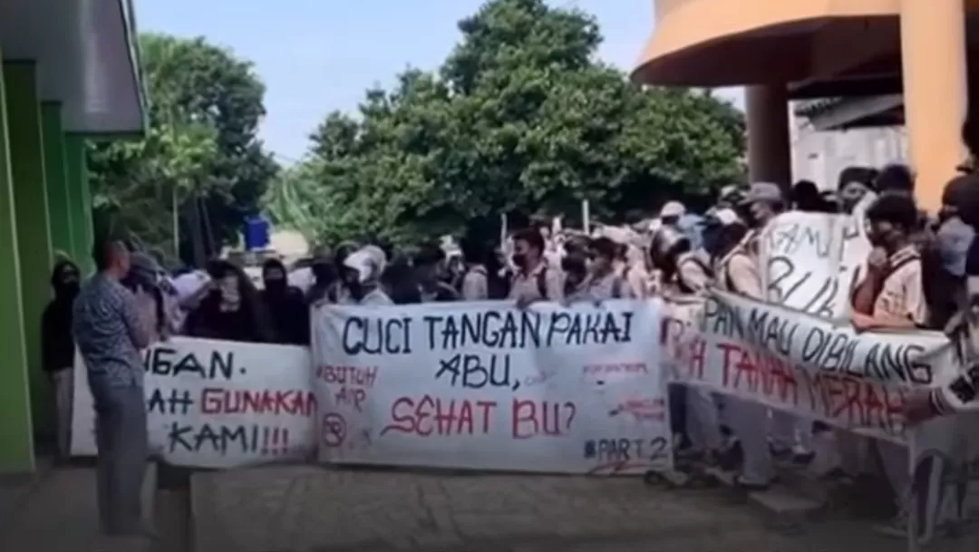 Siswa membentangkan spanduk kritik soal snack fiktif dalam aksi demo di halaman sekolah. (Foto: Instagram @fakta.indo)
