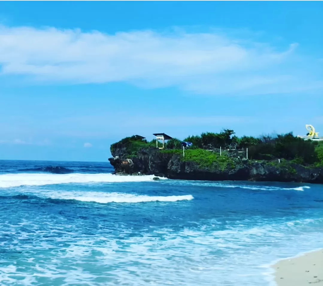 Pantai Krakal dengan batu karang hitam besar, jadi spot foto favorit wisatawan di Gunung Kidul. (Foto: Instagram @pantai_krakal)