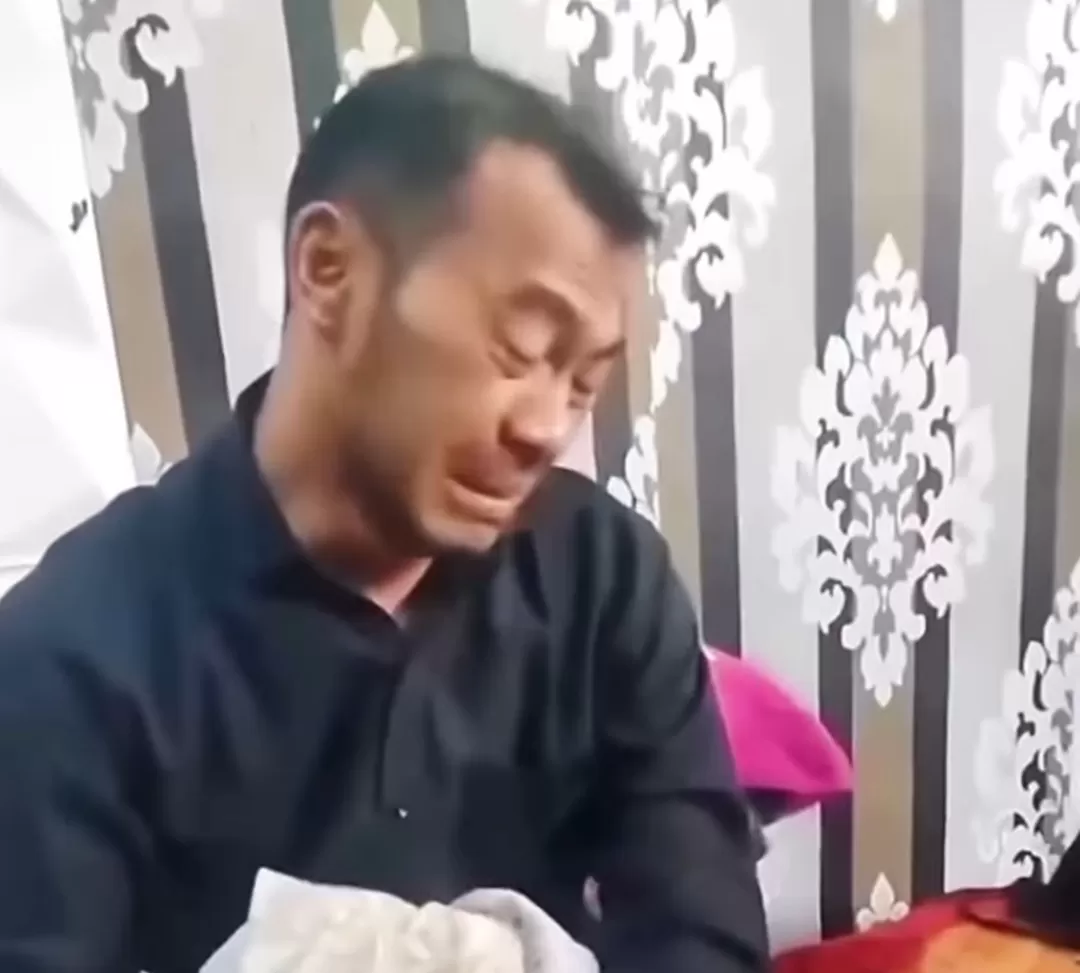 Pelaku WP saat berpura-pura sedih atas tewasnya sang istri. (Foto: Instagram @fakta.indo)