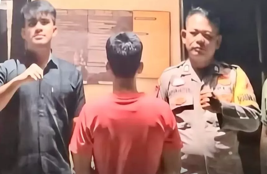 Polisi mengamankan pelaku penusukan tukang sate akibat cekcok soal kecap dan tusuk sate. (Foto: Instagram @fakta.indo)
