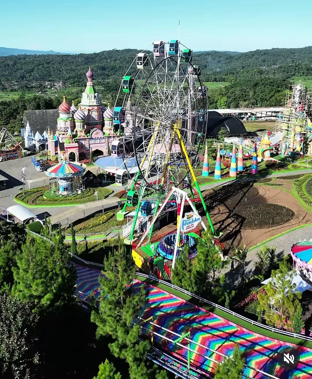 Pemandangan menakjubkan dengan berbagai wahana lengkap di Celosia Happy and Fun. (Foto: Instagram @newcelosia)