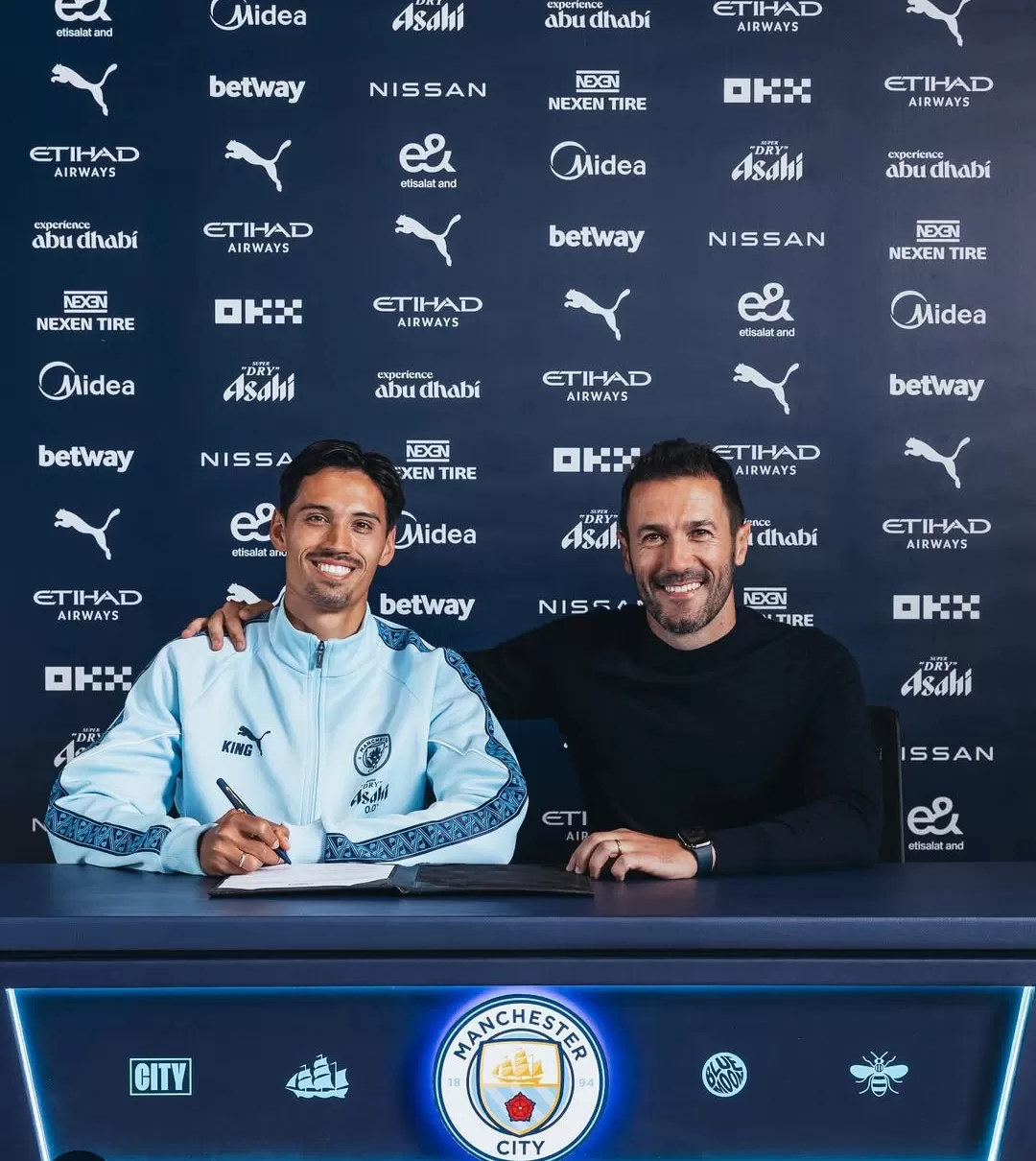 Tijjani Reijnders berpose bersama direktur olahraga Man City setelah resmi meneken kontrak lima tahun. (Foto: Instagram @mancity)
