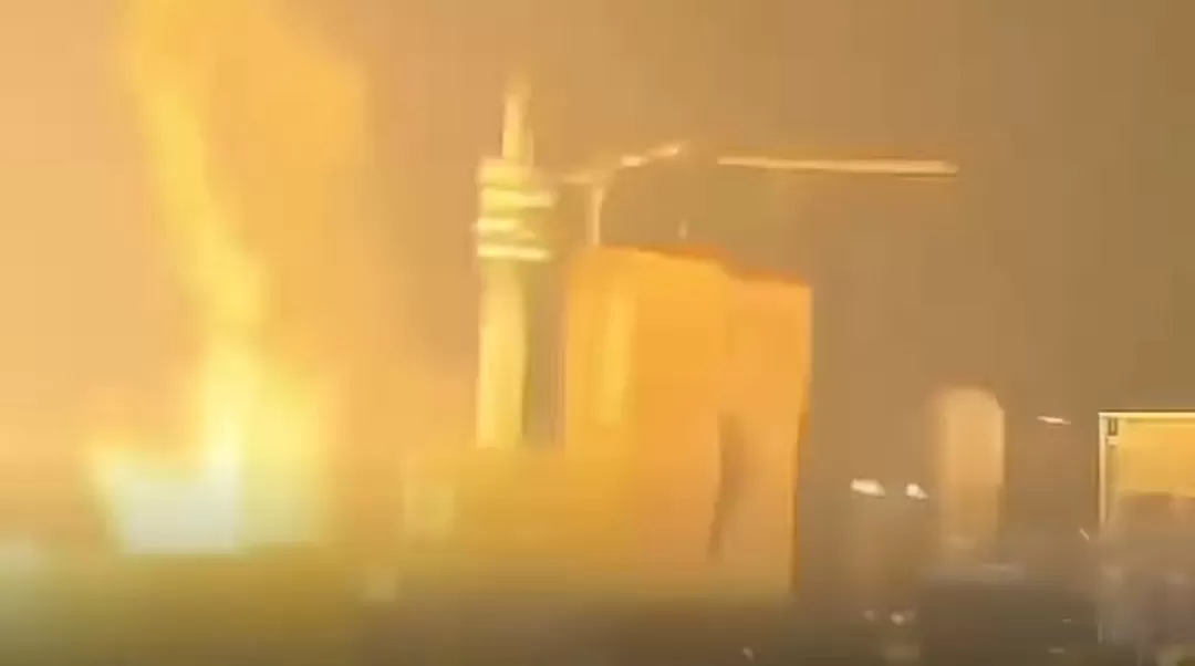 Ledakan besar di Tel Aviv akibat rudal Iran yang berhasil menembus pertahanan Iron Dome. (Foto: Instagram @fakta.indo)