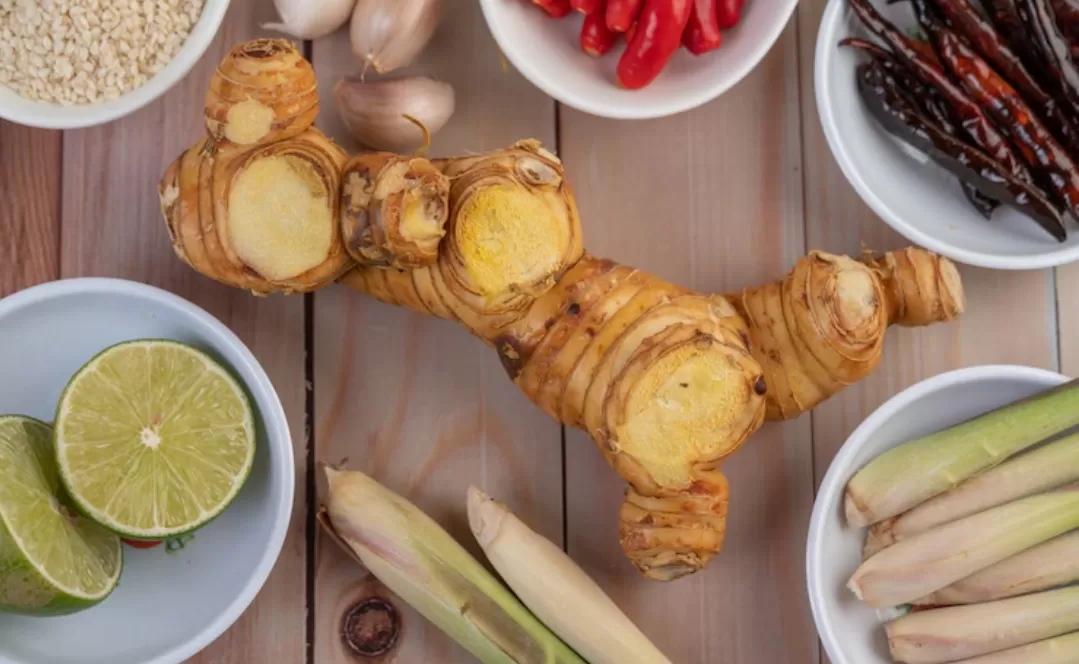 Ilustrasi. Rebusan jahe dan sereh punya kandungan aktif yang membantu menjaga metabolisme lemak dan menurunkan risiko kolesterol. (Foto: Freepik)