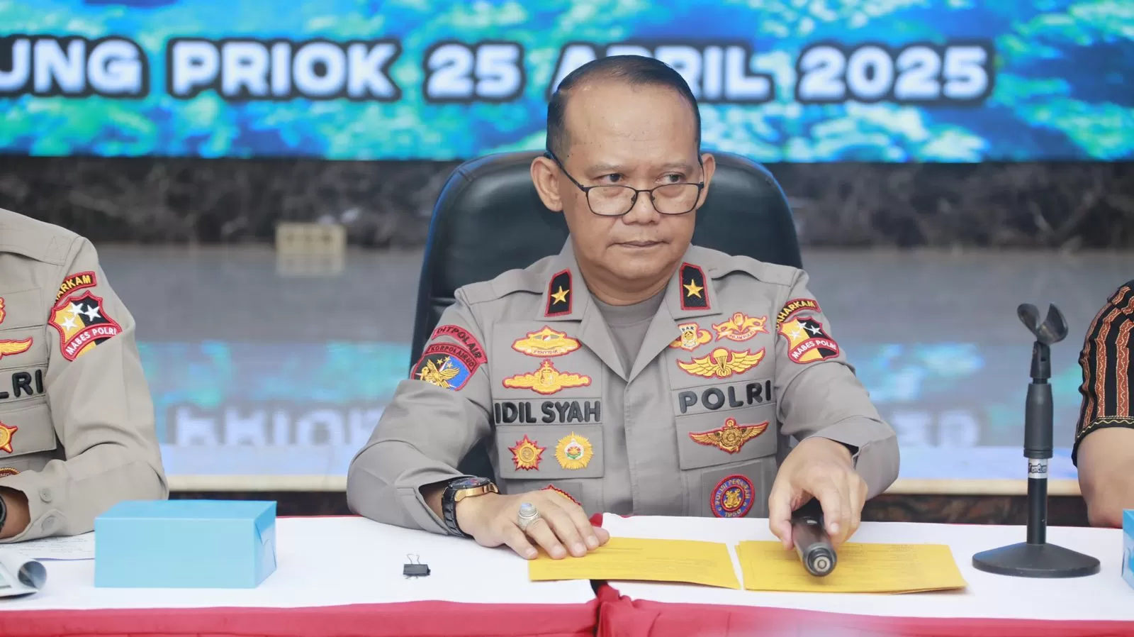 Dirpolair Korpolairud Baharkam Polri, Brigjen Pol Idil Tabransyah saat pimpin konferensi pers. (Foto: dokumentasi Polri)