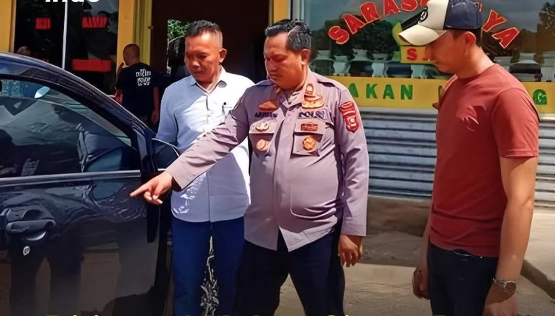 Mobil dinas tempat dana desa disimpan saat dicuri di depan rumah makan Saroso. (Foto: Instagram @fakta.indo)