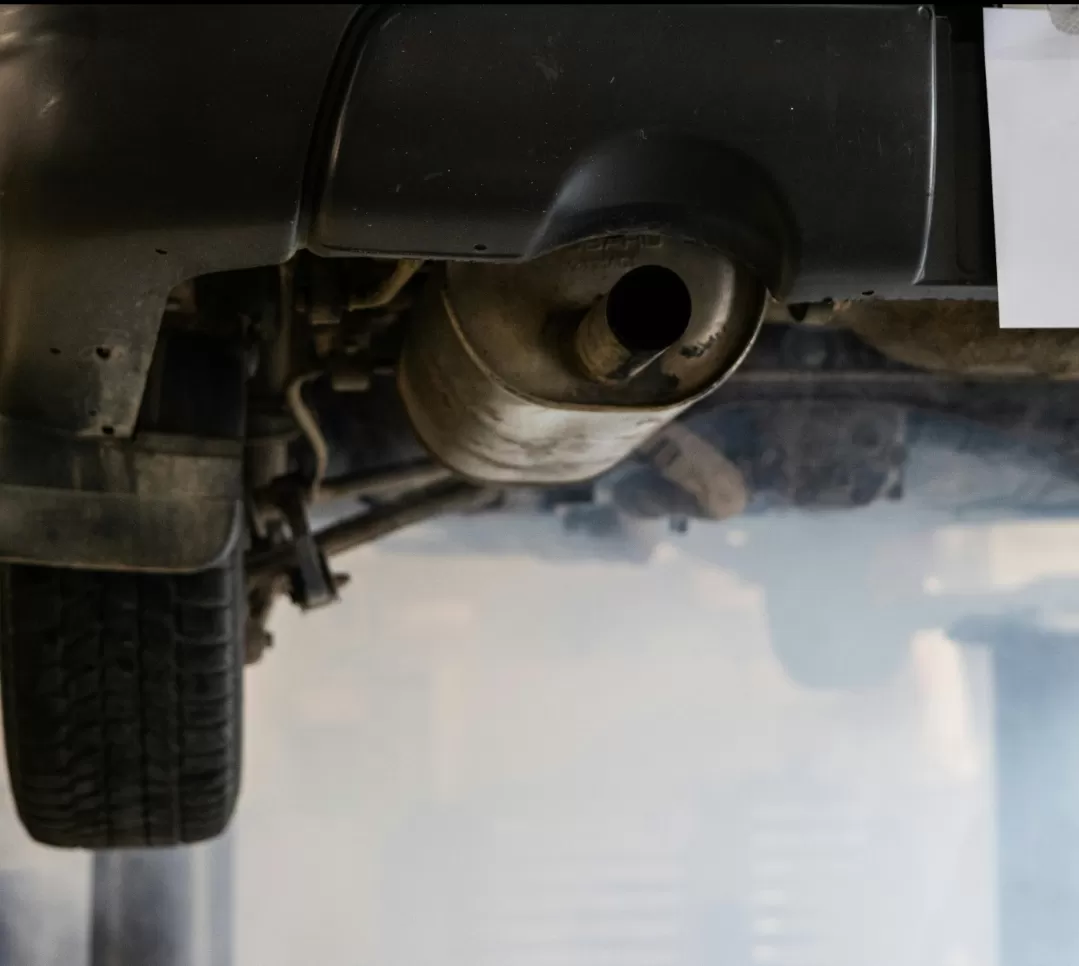 Ilustrasi. Proses cuci mobil hidrolik dengan angkat kendaraan untuk membersihkan bagian kolong secara maksimal. (Foto: Pexels)