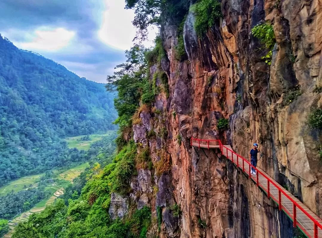Wisatawan menikmati pemandangan dari tepi jurang Ondo Langit yang memukau di Sepakung. (Foto: Instagram @ondo_langit_sepakung repost from @catur_assegaf99)  