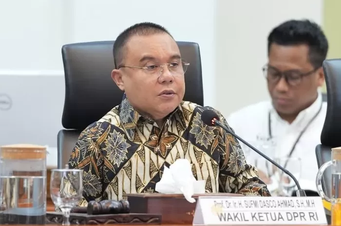 Wakil Ketua DPR RI, Sufmi Dasco Ahmad menghimbau WNI yang berada di wilayah konflik perang Iran-Israel agar tetap tenang sembari menantikan tim penyelataman dari Indonesia. (Wakil Ketua DPR RI, Sufmi Dasco Ahmad)