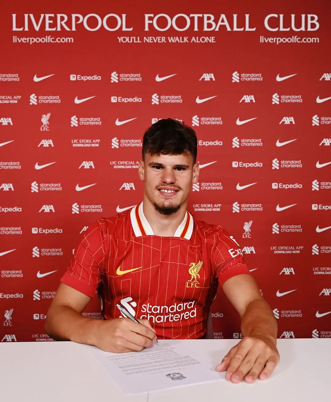 Milos Kerkez resmi diperkenalkan sebagai rekrutan anyar Liverpool di bursa transfer musim panas. (Foto: Instagram @liverpoolfc)