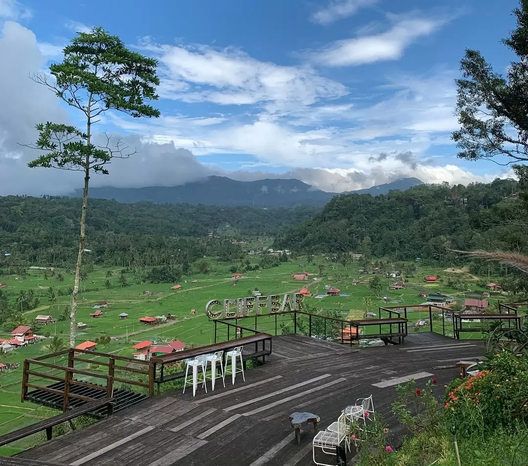 Menikmati panorama jurang dan hamparan sawah dari spot foto di Kai&rsquo;Santi Garden. (Foto: Instagram @kaisantigarden)