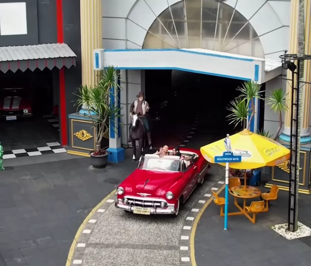 Pengunjung menikmati pengalaman seru naik mobil klasik di area Museum Angkut, Batu Malang. (Foto: Instagram @museumangkut)