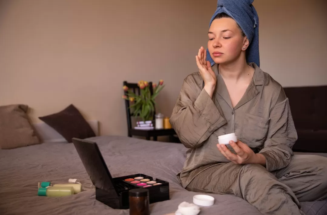 Ilustrasi. Bahaya tidur dengan makeup sangat merusak kulit wajah, termasuk jerawat, iritasi, dan penuaan dini tak terhindarkan. (Foto: Freepik)