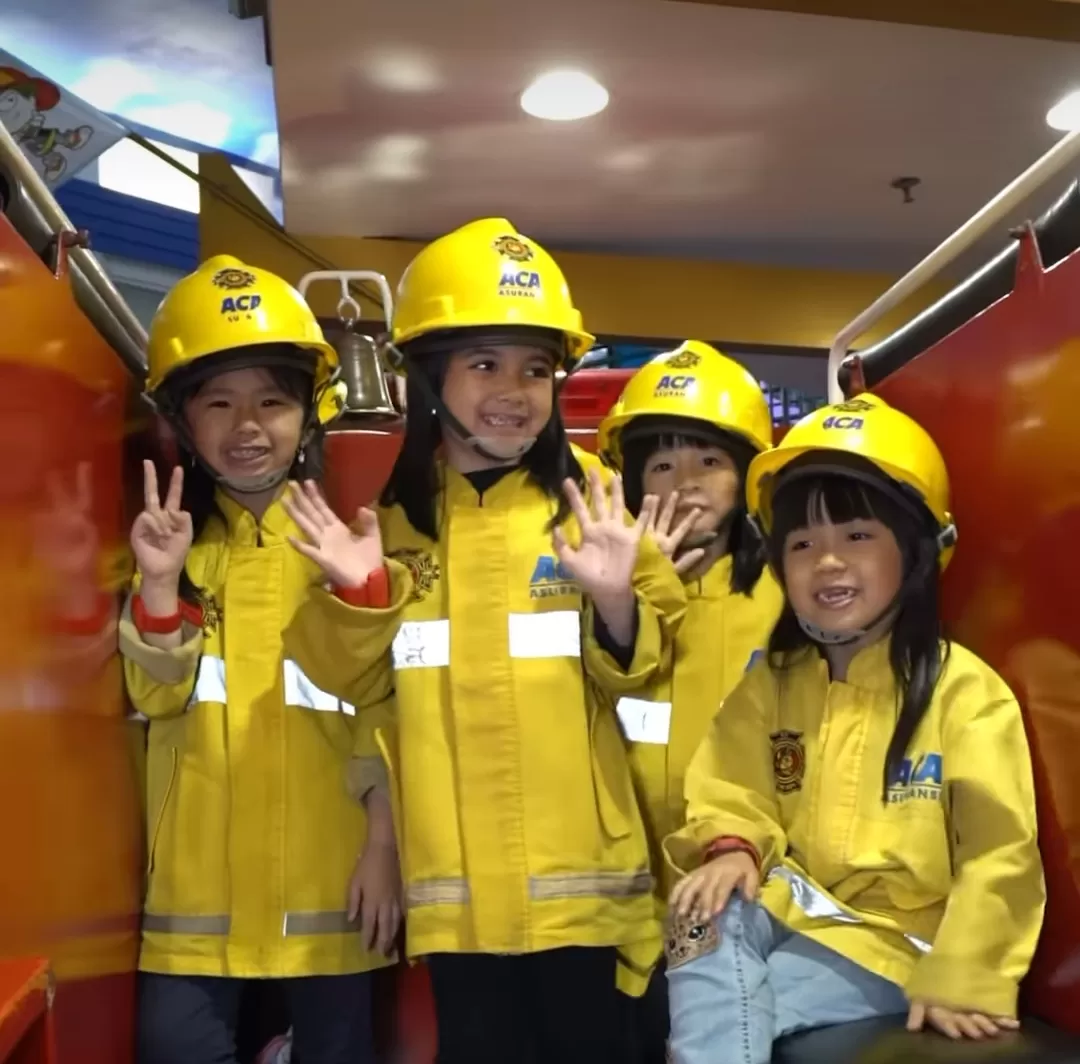 Anak-anak mengenakan seragam pemadam kebakaran saat mengikuti simulasi penyelamatan di Kidzania. (Foto: Instagram @kidzaniajakarta)