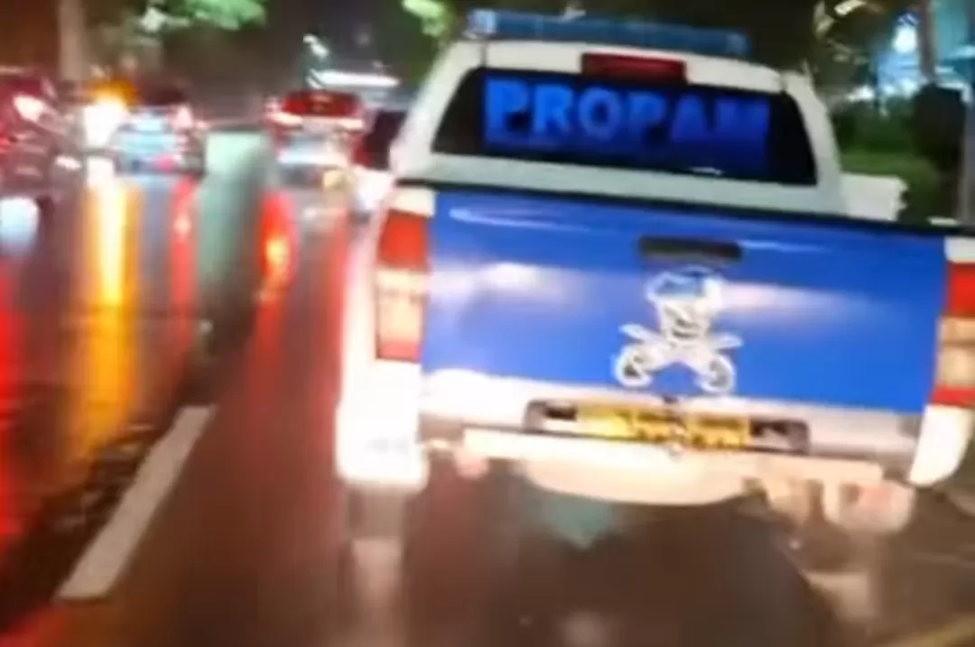 Mobil dinas Propam Tapsel dikejar warga usai diduga terjadi insiden tabrak lari di Medan. (Foto: Instagram @fakta.indo)