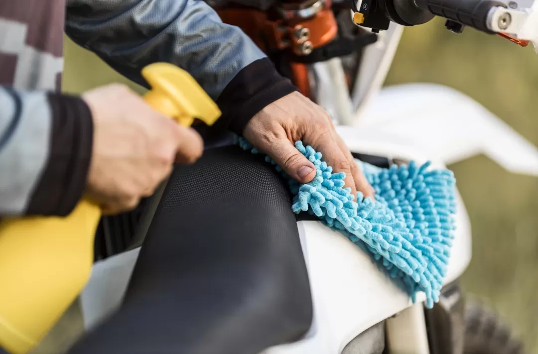 Ilustrasi. Supaya jok motor awet, bersih, dan nggak cepat rusak, ikuti cara perawatan simpel tapi efektif ini di rumah. (Foto: Freepik)