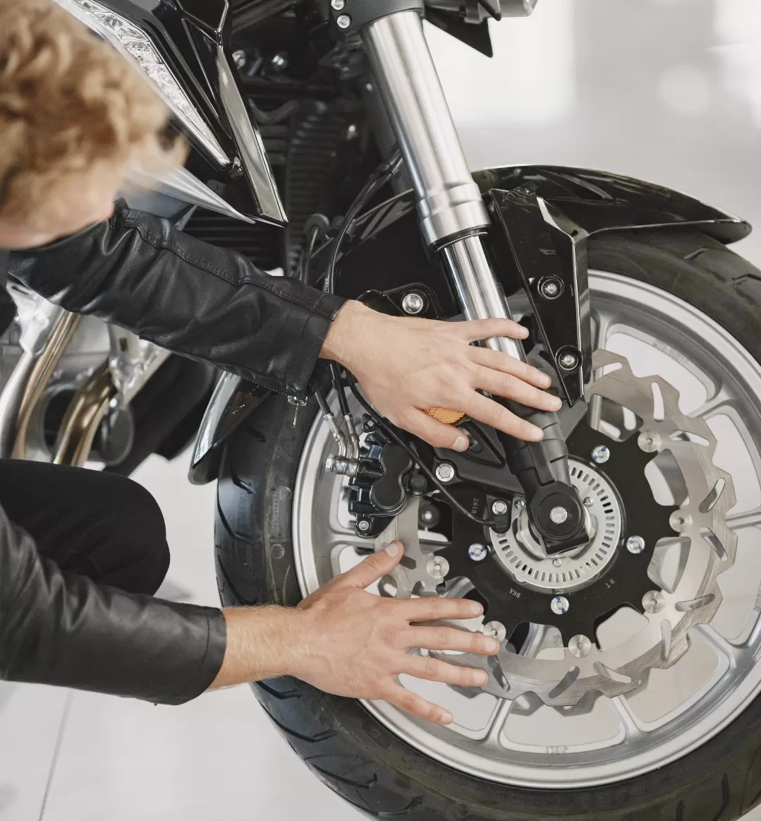 Ilustrasi. Inilah solusi rem cakram motor tidak pakem yang bisa diterapkan tanpa harus langsung ganti komponen besar. (Foto: Freepik)