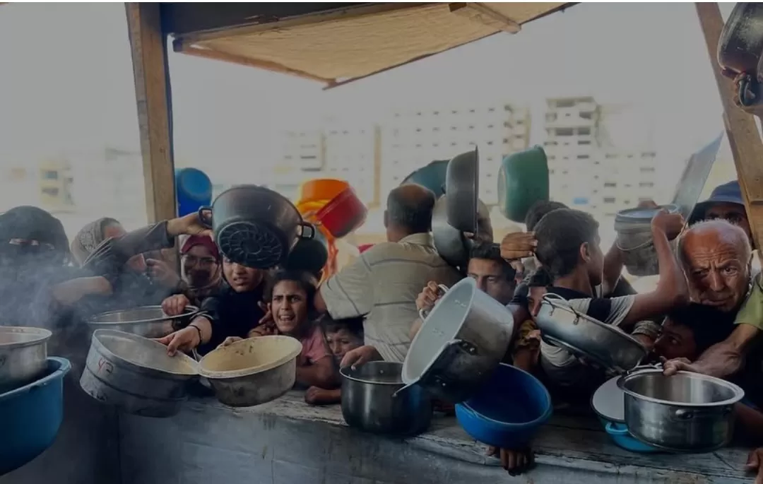 Para penduduk di Gaza mengantri makanan dan masih dalam keadaan krisis pangan ektrim. (Foto: Instagram @eye.on.palestine)