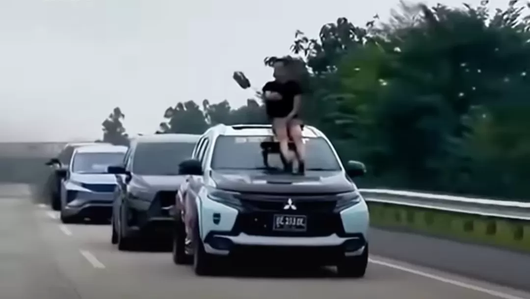 Aksi pemuda joget di atas mobil Pajero saat konvoi komunitas Debgenk di tol Lampung. (Foto: Instagram @fakta.indo)
