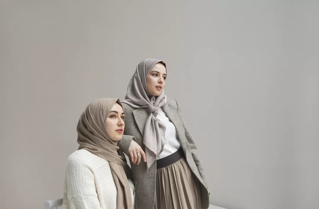Ilustrasi. Gaya hijab minimalis ala Gen Z kini viral di media sosial karena tampil effortless tapi tetap stylish. (Foto: Freepik)