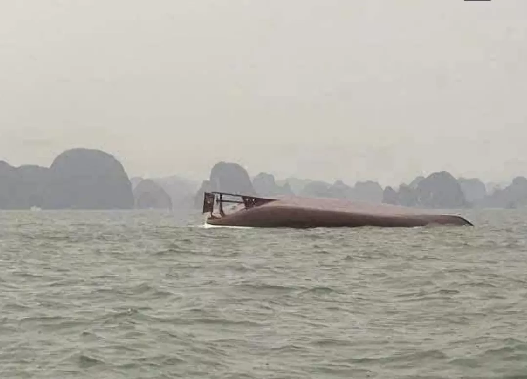 Kapal wisata tenggelam di Teluk Halong, 11 selamat, puluhan lainnya jadi korban. (Foto: Instagram @vietnamupdates)