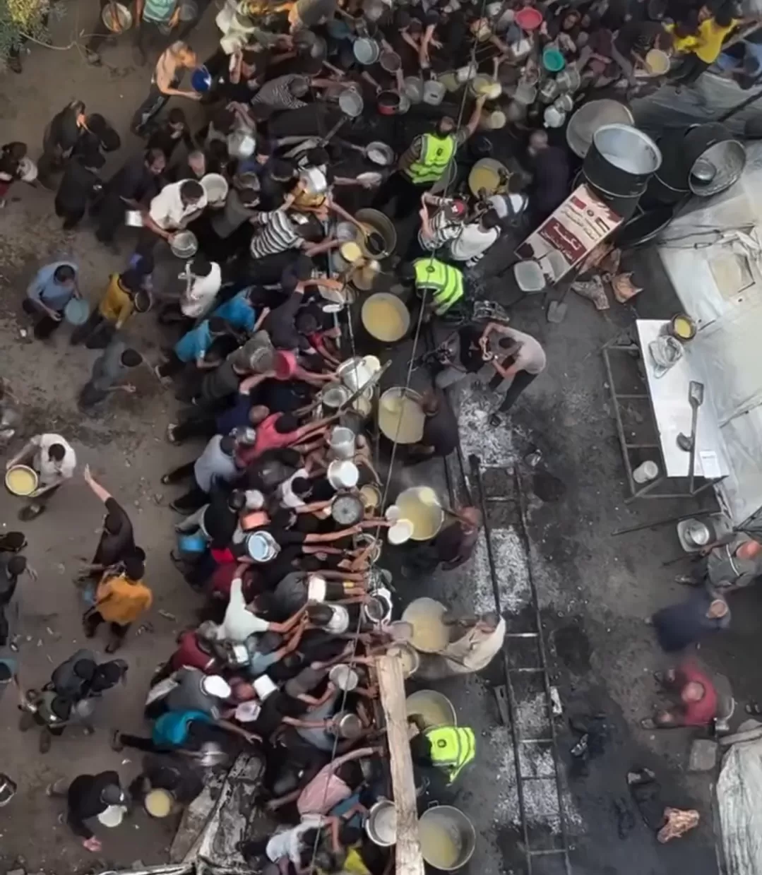 Ribuan warga Gaza yang kelaparan mengantri bantuan makanan. (Foto: Instagram @eye.on.palestine)