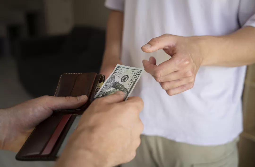 Ilustrasi. SM, kepala SD di Jaticempaka, Bekasi, dinonaktifkan usai dilaporkan pungli dan penyelewengan dana BOS. (Foto: Freepik)