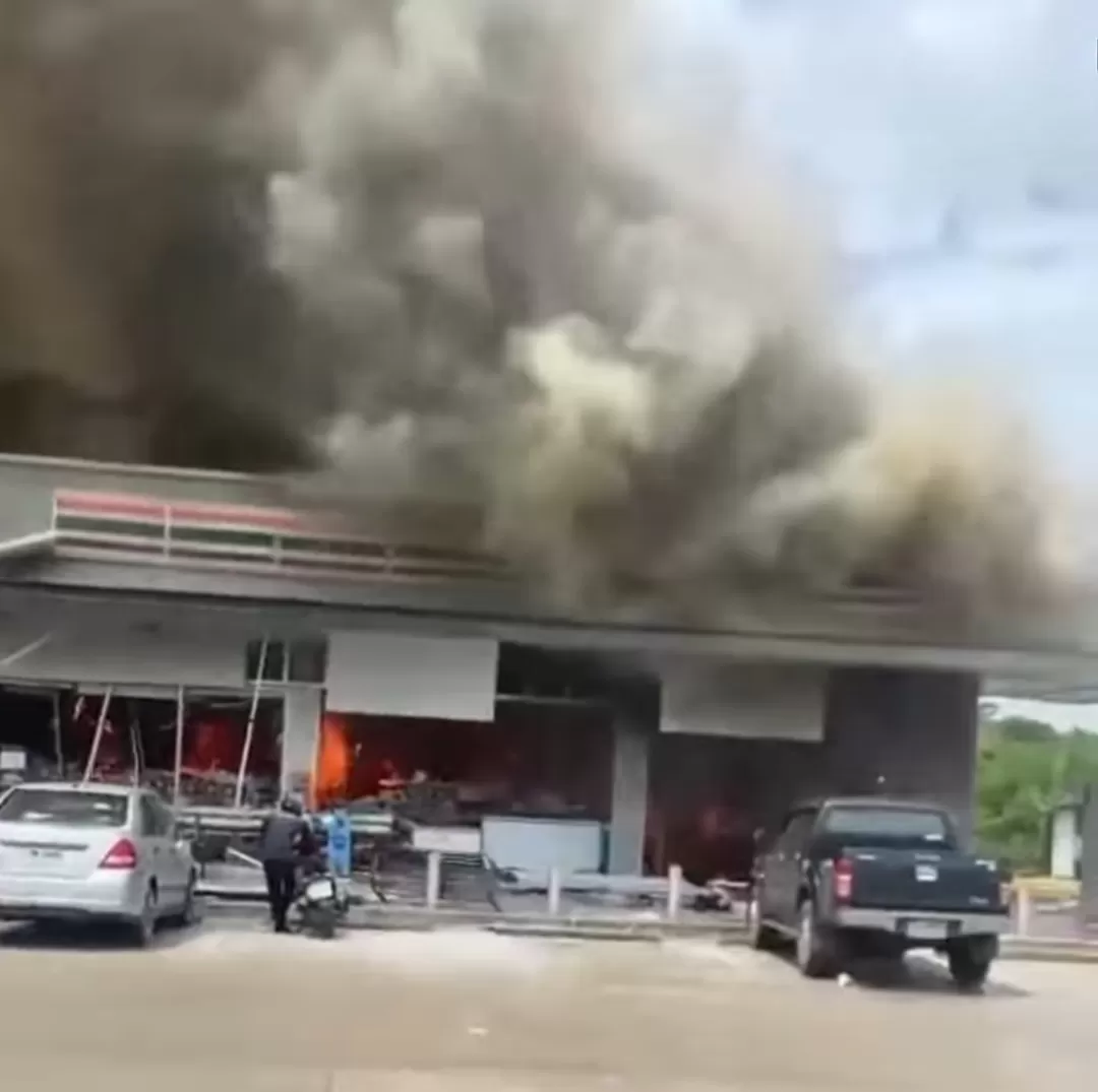 Asap membumbung usai serangan roket di perbatasan Thailand dan Kamboja, situasi memanas. (Foto: Instagram @fakta.indo)