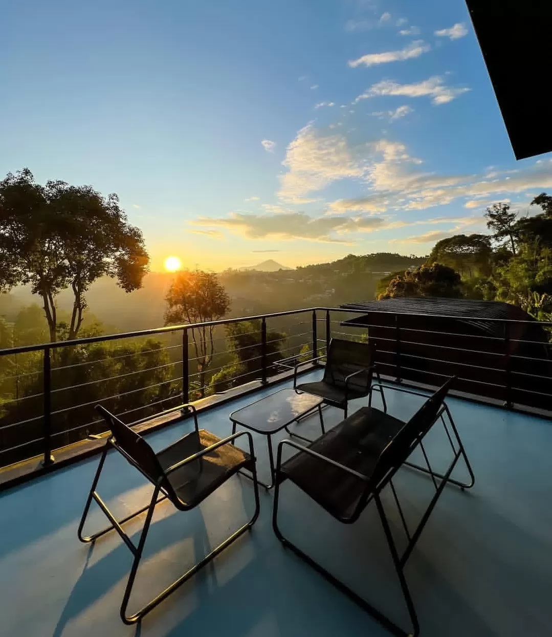 Pesona sunrise di Trizara Resort yang estetik, dikelilingi taman hijau dan udara sejuk Lembang. (Foto: Instagram @trizarareaort)