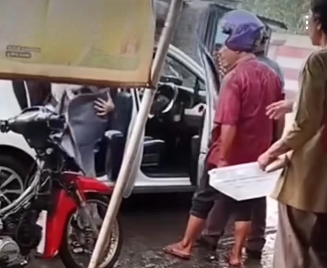 Ibu yang membawa bayinya saat diturunkan paksa oleh ojek pangkalan dari mobil online. (Foto: Instagram @fakta.indo)