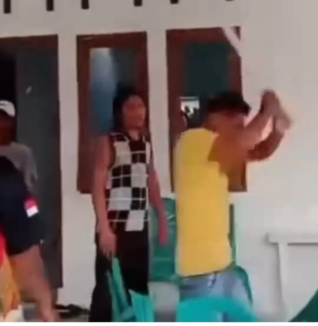 Tempat ibadah di Padang diserbu massa, dua anak terluka, sembilan orang telah diamankan polisi. (Foto: Instagram @fakta.indo)