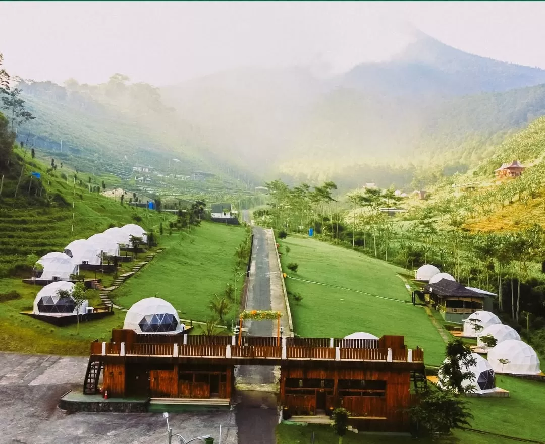 Tenda glamping Lembah Indah dengan latar sawah dan Gunung Kawi yang memukau. (Foto: Instagram @lembahindah)