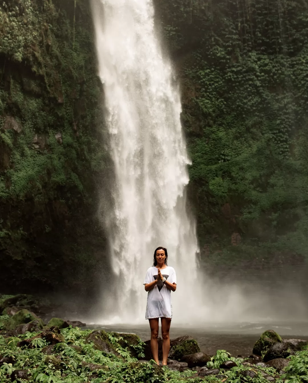 Ilustrasi. Air terjun Coban Rondo mengalir deras di tengah rimbunnya hutan pinus nan sejuk. (Foto: Freepik)