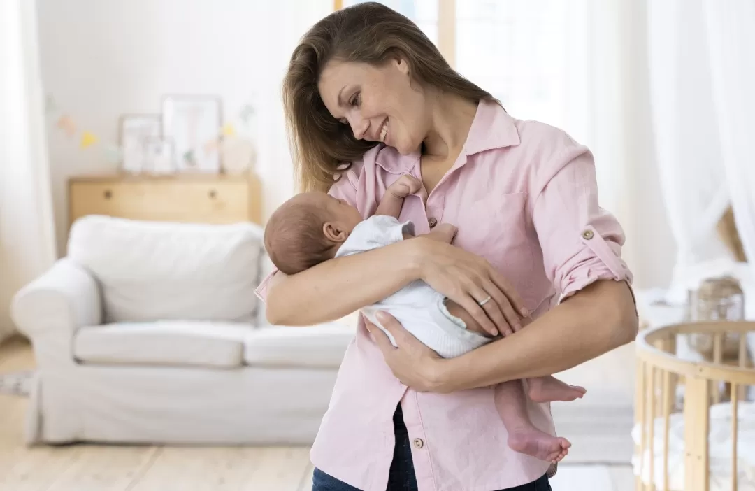 Ilustrasi. Ibu menyusui tetap bisa diet sehat tanpa ganggu ASI, cukup dengan pola makan seimbang dan aman. (Foto: Freepik)