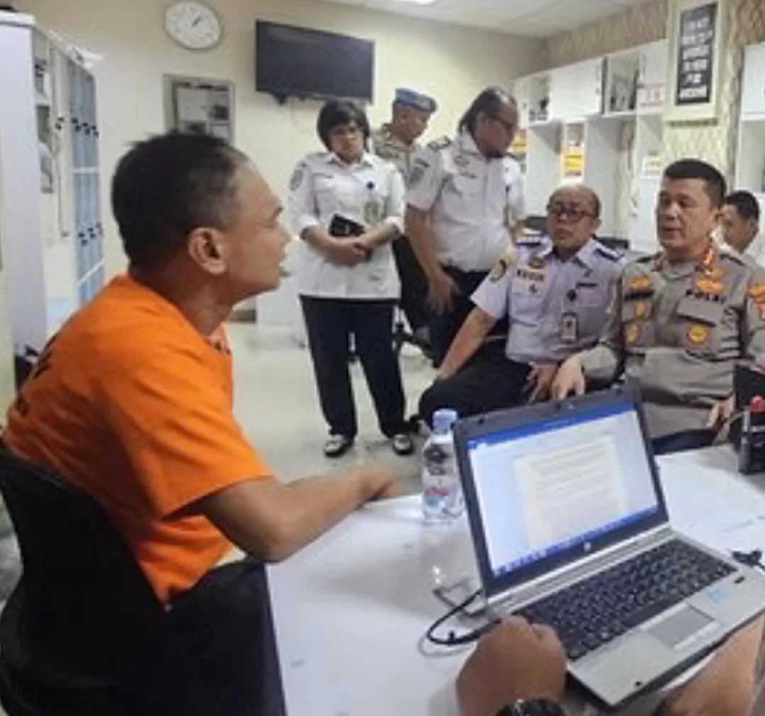 Herman diamankan petugas usai teriak ada bom dalam pesawat Lion Air di Bandara. (Foto: Instagram @fakta.indo)