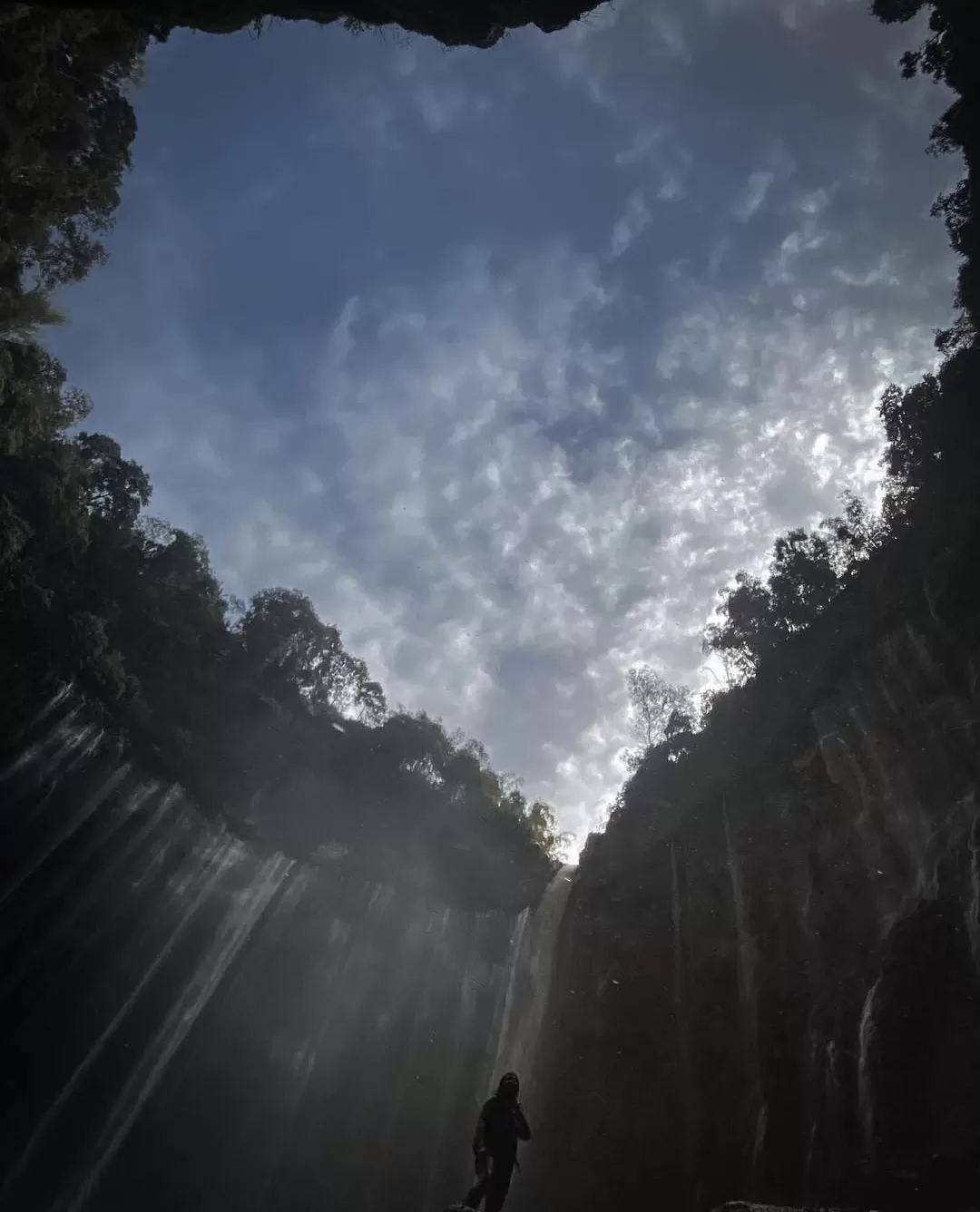 Rasakan sensasi wisata air terjun terbaik di Tumpak Sewu, destinasi andalan Lumajang. (Foto: Instagram @jalanketumpaksewu)