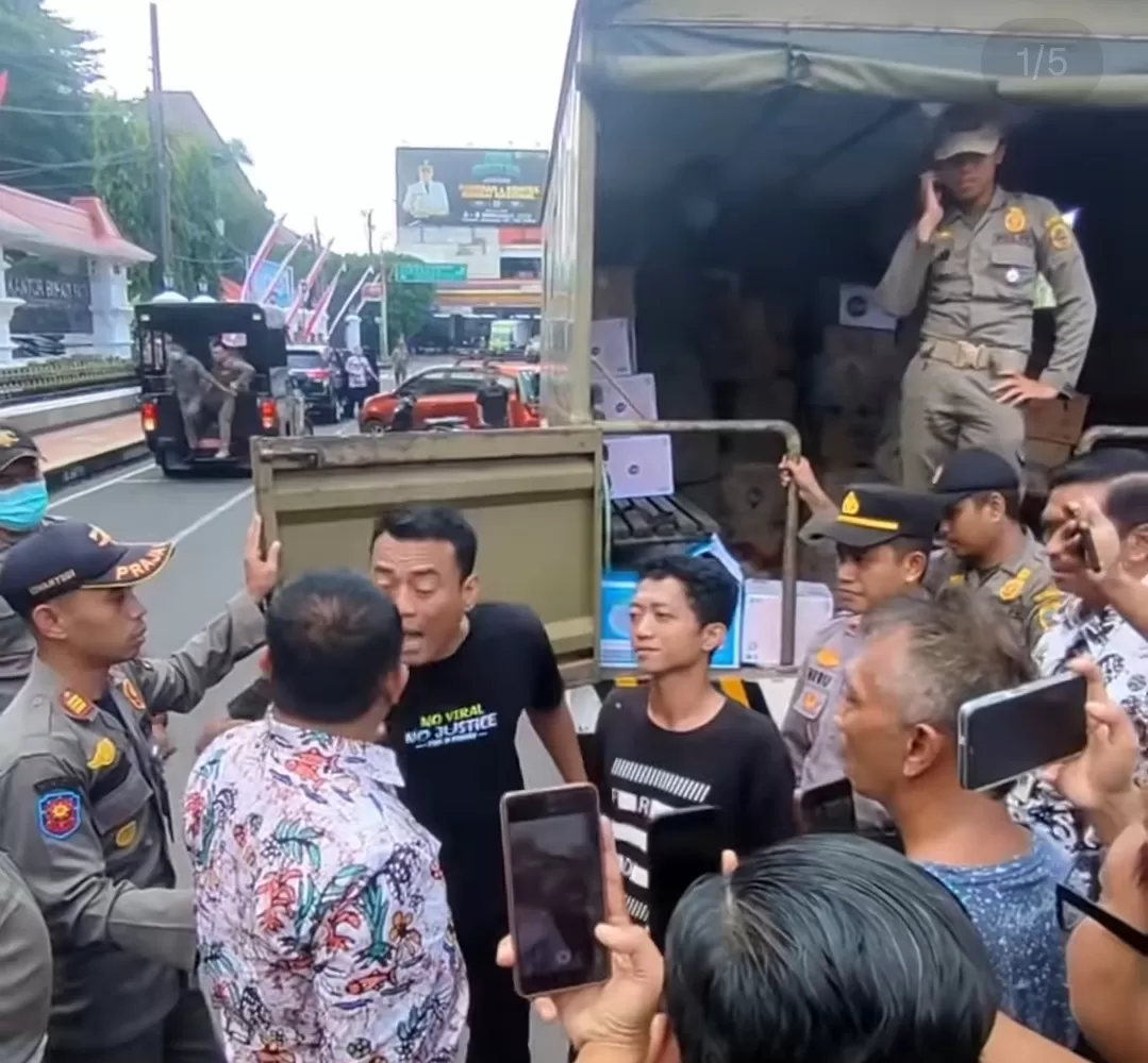 Satpol PP membongkar posko aksi dan menyita dus bantuan air mineral dari warga. (Foto: Instagram @fakta.indo)