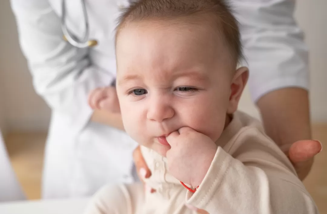 Ilustrasi. Balita batuk pilek? Waspadai tanda ISPA agar segera ditangani dan tidak berkembang menjadi penyakit serius. (Foto: Freepik)