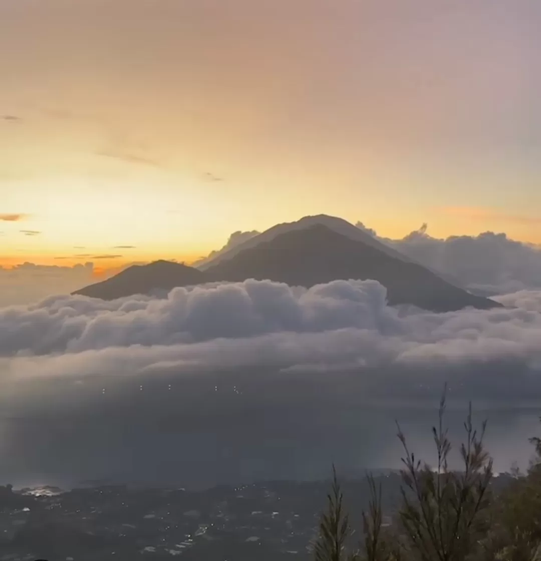 Pemandangan sunrise Gunung Batur yang memukau. (Foto: Instagram @gunungbaturtrekking)
