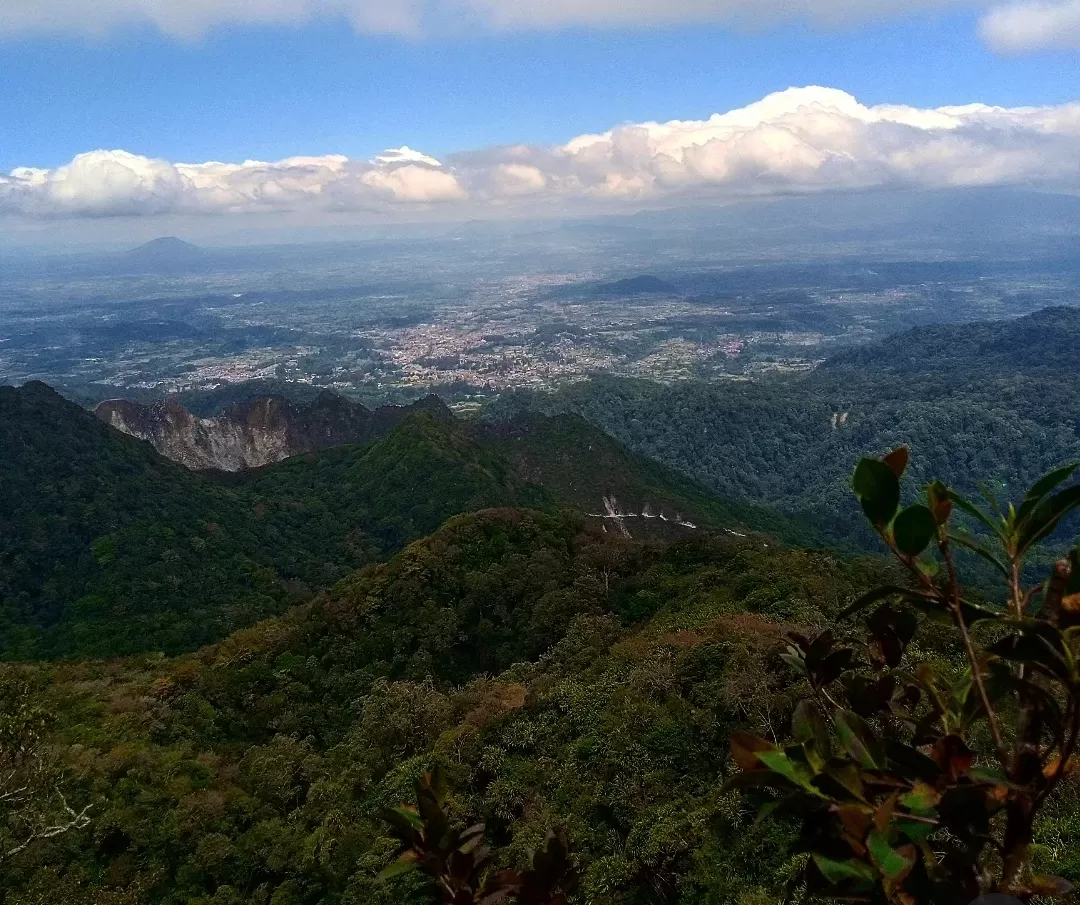 Gunung Sibayak, destinasi pendakian mudah dengan kawah aktif dan sunrise indah di Sumatera Utara. (Foto: Instagram @gunungsibayakofficial)