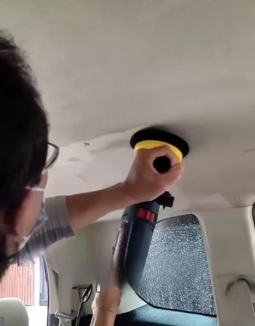 Ilustrasi. Cara mudah menjaga plafon mobil tetap bersih dengan langkah praktis dan peralatan sederhana. (Foto: Instagram @gleenlaundry)