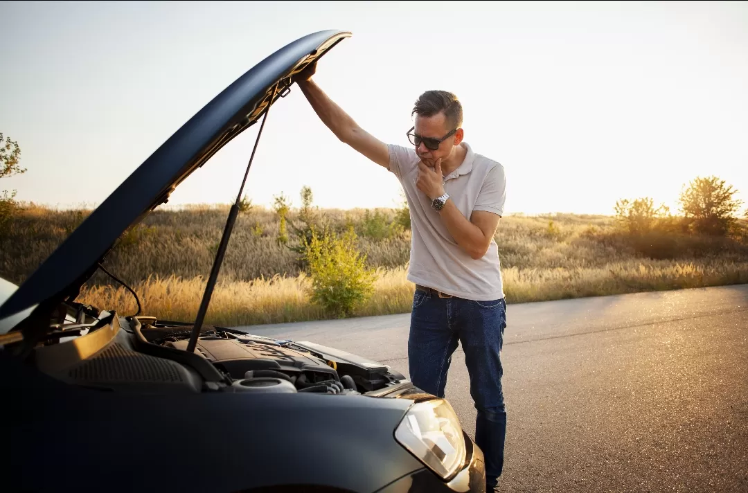 Ilustrasi. Tips lengkap atasi mobil mogok, penyebab umum, dan cara mencegahnya agar perjalanan lancar. (Foto: Freepik)