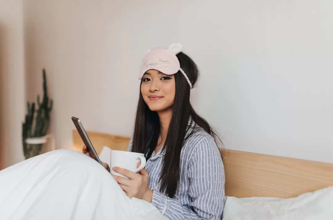 Ilustrasi. Temukan kebiasaan malam ala Gen Z yang bikin rileks dan menenangkan pikiran sebelum tidur nyenyak. (Foto: Freepik)