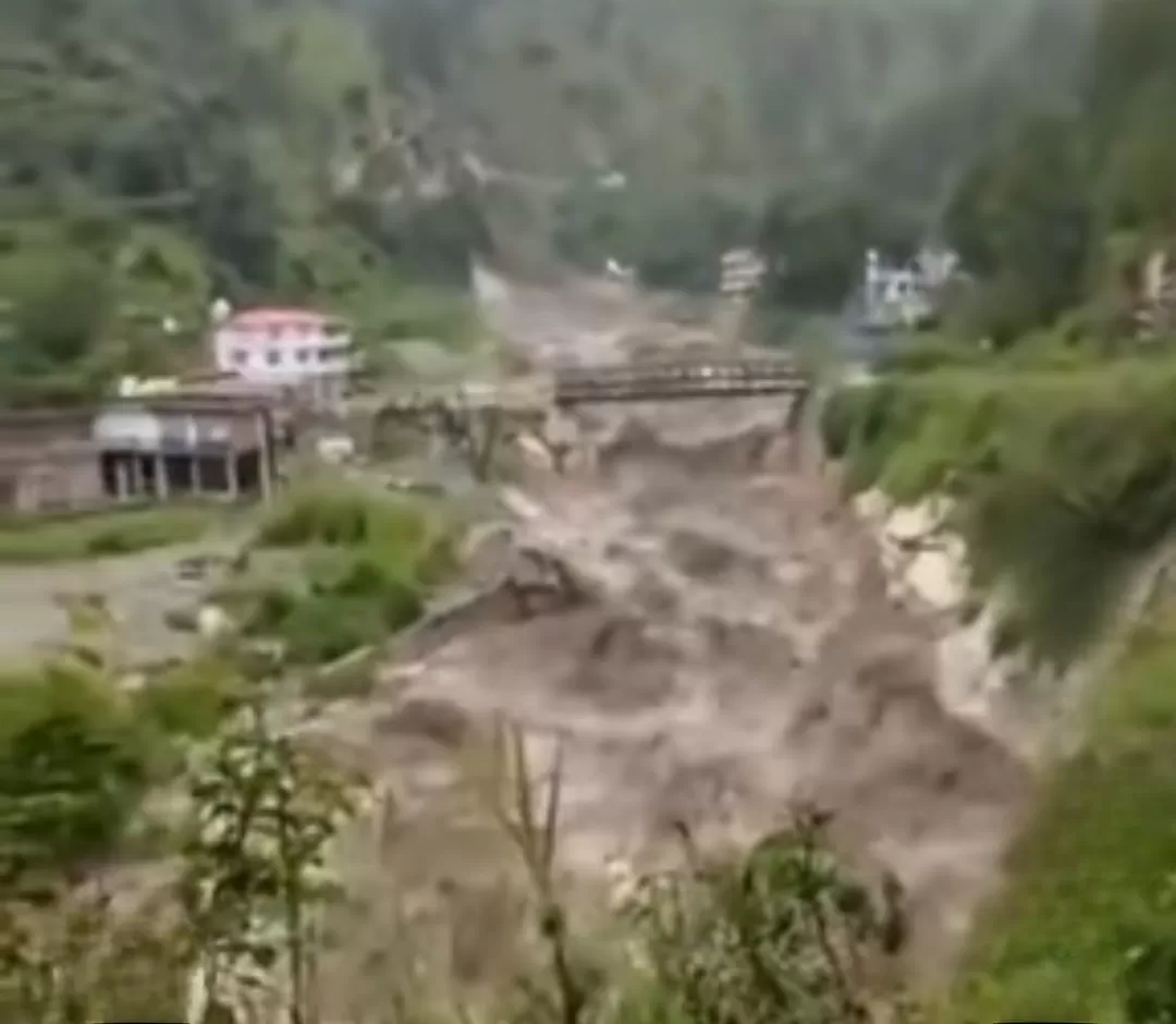 Banjir bandang di Kashmir, India, menewaskan puluhan peziarah dan membuat ratusan lainnya hilang di jalur ziarah. (Foto: Instagram @thetatvaindia)