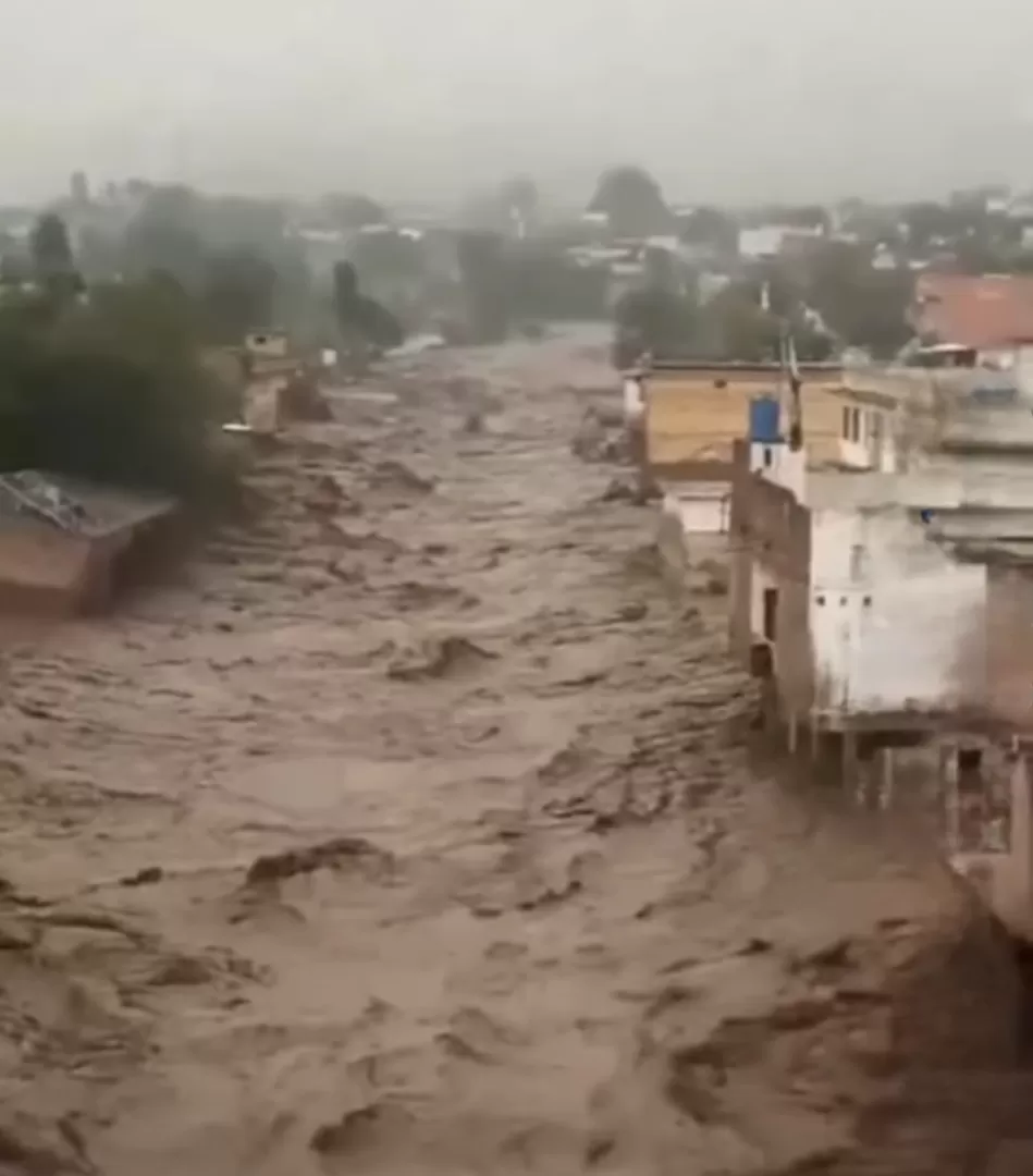 Jalanan Karachi berubah jadi sungai setelah hujan deras memicu banjir besar. (Foto: Instagram @topclimate2024)