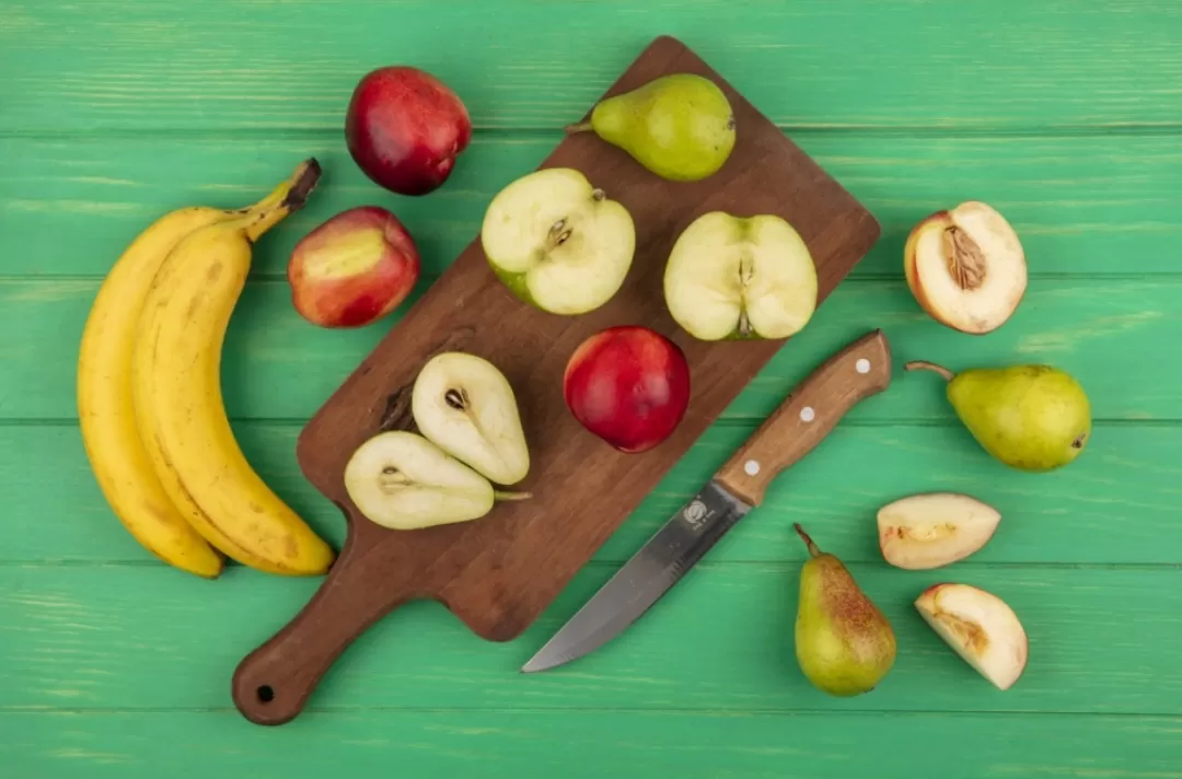 Ilustrasi. Buah aman untuk penderita asam lambung membantu pencernaan tetap lancar dan mengurangi risiko naiknya asam lambung. (Foto: Freepik)