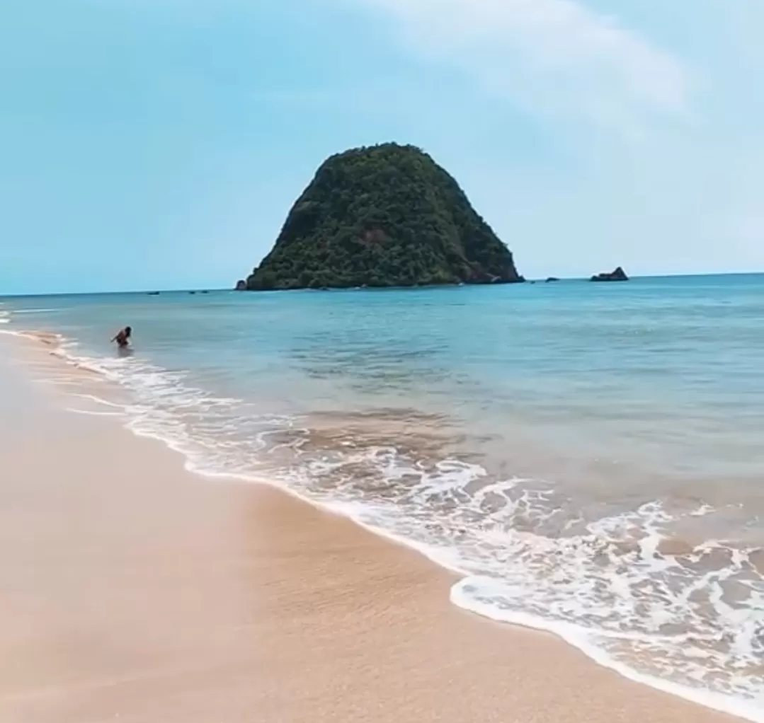 Itinerary 2 hari 3 malam di Banyuwangi menghadirkan pengalaman lengkap, mulai gunung hingga pantai indah. (Foto: Instagram @pulaumerah_official)