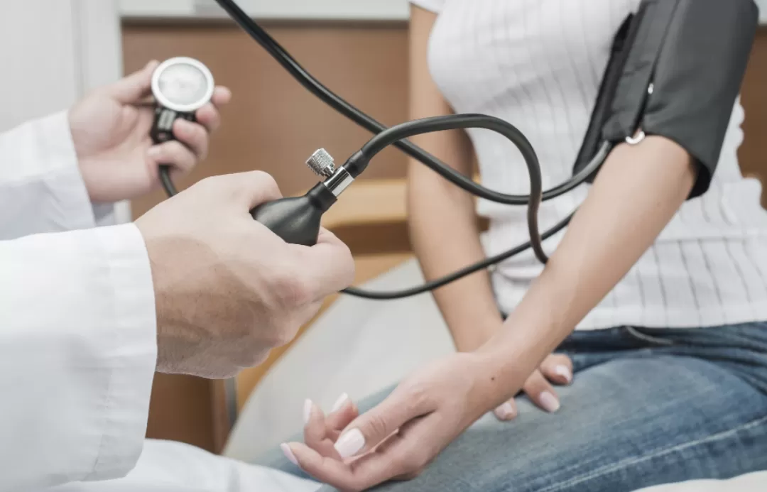 Ilustrasi. Hipertensi dikenal sebagai pembunuh diam-diam yang merusak organ vital jika tidak segera dikendalikan. (Foto: Freepik)