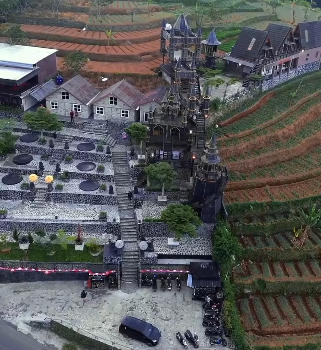 Pemandangan indah Pondok Cai Pinus dari atas. (Foto: Instagram @pondokcaipinusofficial)