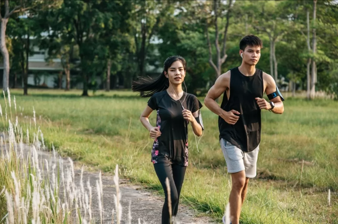 Ilustrasi. Gen Z menikmati olahraga outdoor bersama komunitas sebagai gaya hidup sehat sekaligus sarana sosialisasi. (Foto: Freepik)